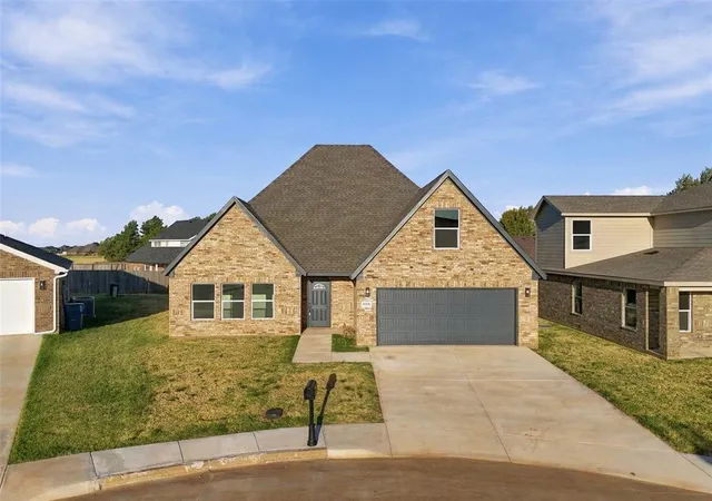 Photo 2 of Single family home for sale at 800 Chateau Ct, Kingfisher, OK 73750 | MLS# 1249184 | Listing updated on 2026-09-18