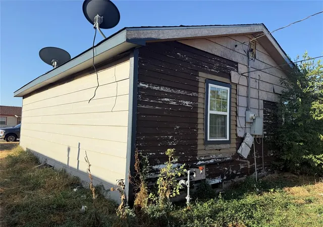 Photo 3 of Single family home for sale at 1325 E Hemlock St, Altus, OK 73521 | MLS# 1249193 | Listing updated on 2026-09-18