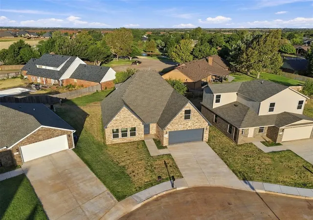 Photo 3 of Single family home for sale at 801 Chateau Ct, Kingfisher, OK 73750 | MLS# 1249199 | Listing updated on 2026-09-18