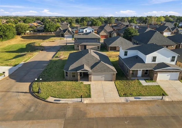 Photo 3 of Single family home for sale at 807 Chateau Ct, Kingfisher, OK 73750 | MLS# 1249201 | Listing updated on 2026-09-18