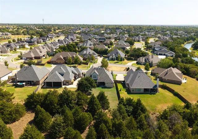 Photo 3 of Single family home for sale at 5317 Gateway Brg Ct, Edmond, OK 73034 | MLS# 1249213 | Listing updated on 2026-09-17