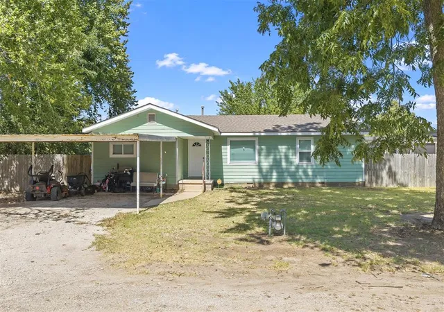 Photo 1 of Sale Pending at 302 W East St, Elmore City, OK 73433 | MLS# 1249258 | Listing updated on 2026-10-01