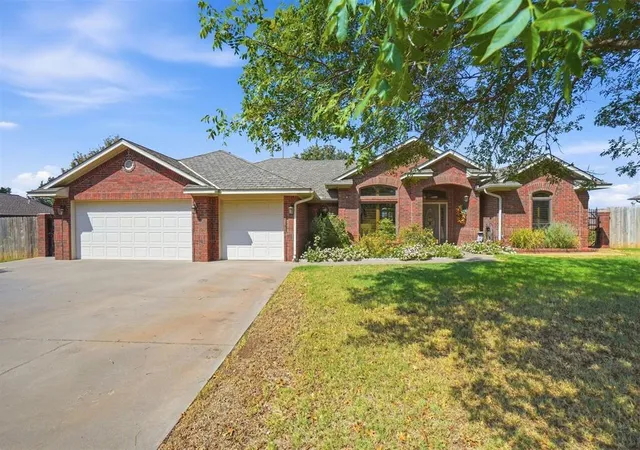 Photo 1 of Sale Pending at 2309 N Sunset Dr, Clinton, OK 73601 | MLS# 1249299 | Listing updated on 2026-10-08