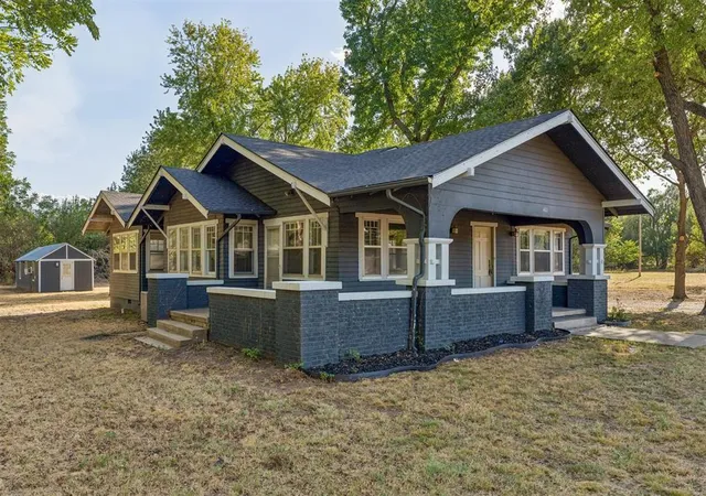 Photo 3 of Single family home for sale at 401 E Van Buren St, Crescent, OK 73028 | MLS# 1249482 | Listing updated on 2026-10-08