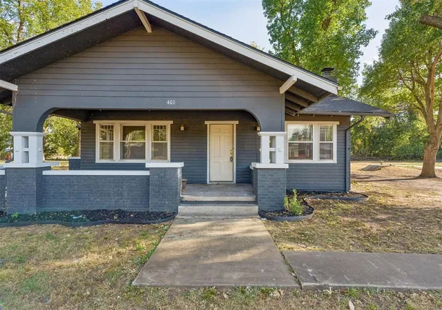 Photo 3 of Single family home for sale at 401 E Van Buren St, Crescent, OK 73028 | MLS# 1249482 | Listing updated on 2026-10-16