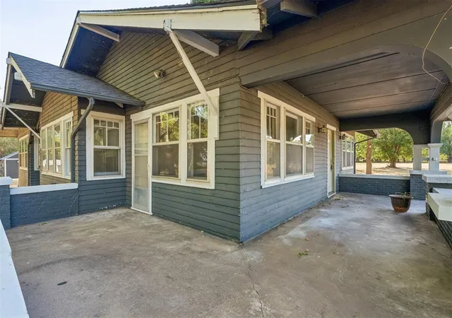 Photo 4 of Single family home for sale at 401 E Van Buren St, Crescent, OK 73028 | MLS# 1249482 | Listing updated on 2026-10-16