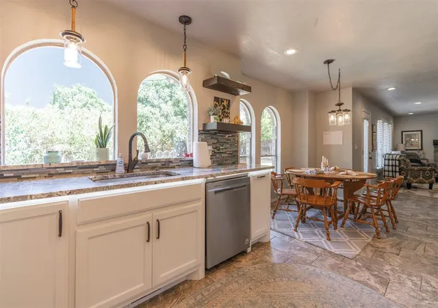 Photo 2 of Single family home for sale at 709 Rock Holw Rd, Edmond, OK 73034 | MLS# 1249486 | Listing updated on 2026-09-17