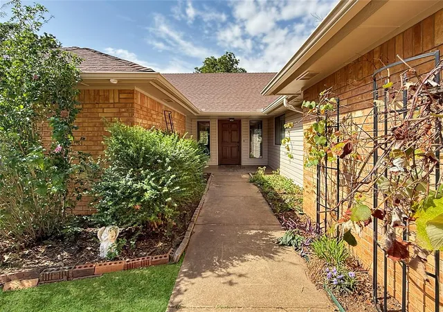 Photo 3 of Single family home for sale at 8225 Pleasant Oaks Dr, Edmond, OK 73034 | MLS# 1249564 | Listing updated on 2026-10-07