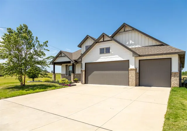 Photo 1 of Single family home for sale at 704 Side Trak Rd, Yukon, OK 73099 | MLS# 1249571 | Listing updated on 2026-09-23