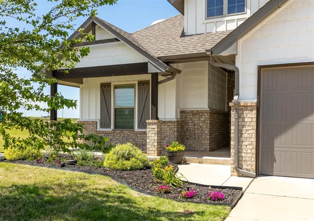 Photo 3 of Single family home for sale at 704 Side Trak Rd, Yukon, OK 73099 | MLS# 1249571 | Listing updated on 2026-09-19