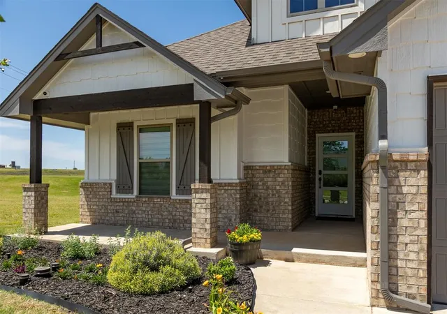 Photo 4 of Single family home for sale at 704 Side Trak Rd, Yukon, OK 73099 | MLS# 1249571 | Listing updated on 2026-09-19
