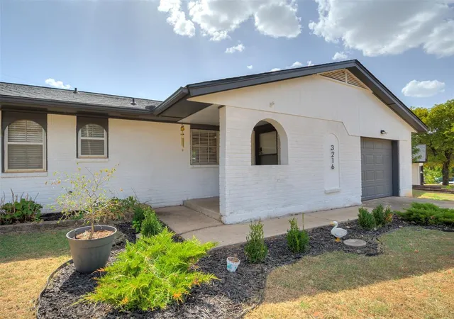 Photo 2 of Single family home for sale at 3216 E Noble Dr, Edmond, OK 73034 | MLS# 1249592 | Listing updated on 2026-09-18