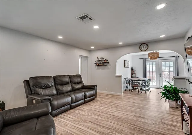 Photo 3 of Single family home for sale at 3216 E Noble Dr, Edmond, OK 73034 | MLS# 1249592 | Listing updated on 2026-09-18