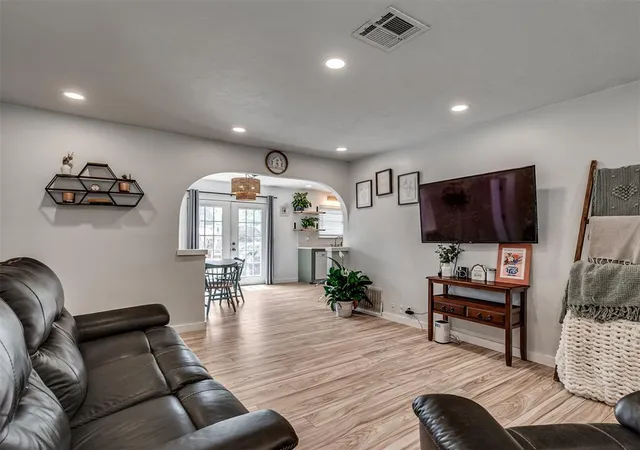 Photo 4 of Single family home for sale at 3216 E Noble Dr, Edmond, OK 73034 | MLS# 1249592 | Listing updated on 2026-09-18