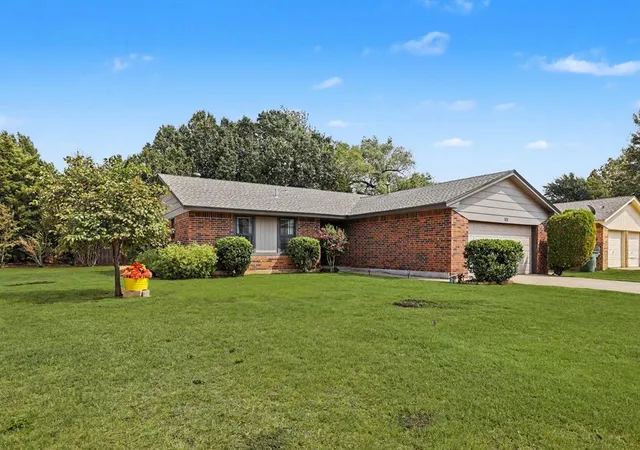 Photo 2 of Sale Pending at 521 Cherryvale Rd, Edmond, OK 73003 | MLS# 1249593 | Listing updated on 2026-10-03