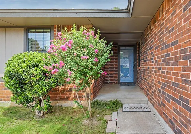 Photo 3 of Sale Pending at 521 Cherryvale Rd, Edmond, OK 73003 | MLS# 1249593 | Listing updated on 2026-10-03