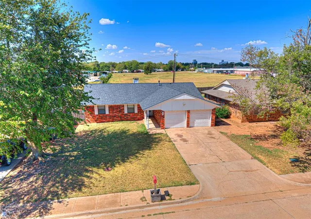 Photo 3 of Sale Pending at 601 Crown Dr, Yukon, OK 73099 | MLS# 1249599 | Listing updated on 2026-09-22