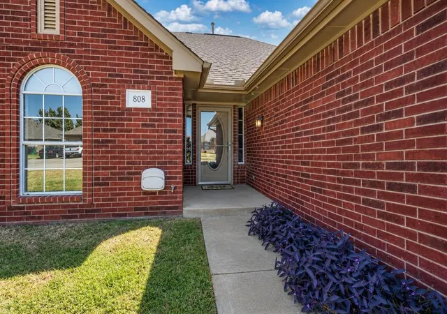 Photo 2 of Single family home for sale at 808 W Vickery Ave, Yukon, OK 73099 | MLS# 1249600 | Listing updated on 2026-10-20