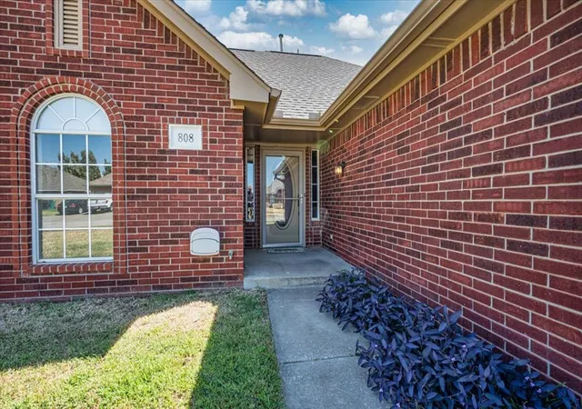 Photo 2 of Single family home for sale at 808 W Vickery Ave, Yukon, OK 73099 | MLS# 1249600 | Listing updated on 2026-10-07