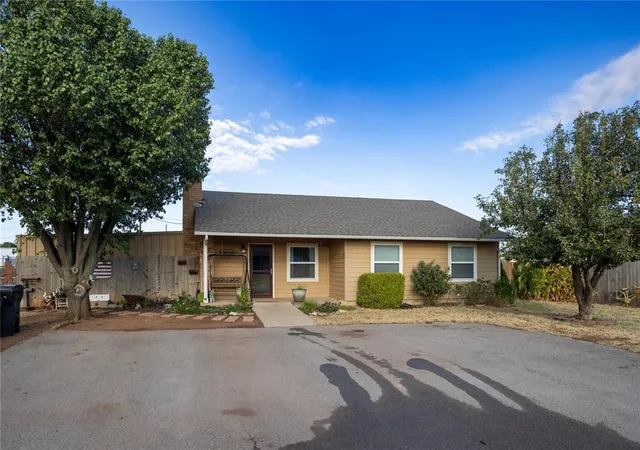 Photo 1 of Single family home for sale at 118 N 11th Street, Thomas, OK 73669 | MLS# 1249621 | Listing updated on 2026-09-24
