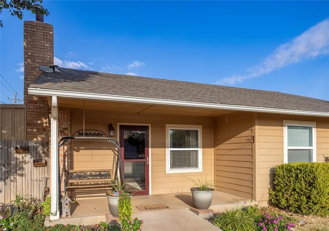 Photo 2 of Single family home for sale at 118 N 11th Street, Thomas, OK 73669 | MLS# 1249621 | Listing updated on 2026-09-24