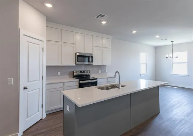 Photo 3 of Single family home for sale at 1721 Elm Cir, Tuttle, OK 73089 | MLS# 1249628 | Listing updated on 2026-09-22