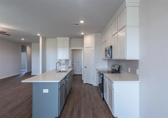 Photo 4 of Single family home for sale at 1721 Elm Cir, Tuttle, OK 73089 | MLS# 1249628 | Listing updated on 2026-10-06