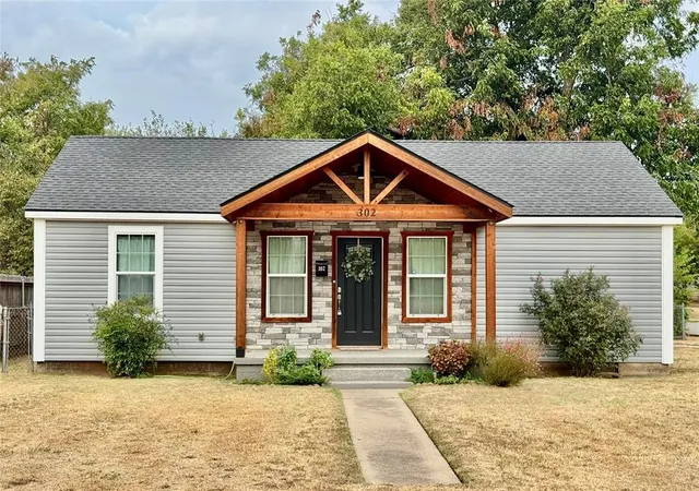 Single family home for sale at 302 S 15th Street, Chickasha, OK 73018 | MLS# 1249719