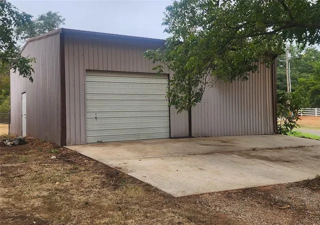 Photo 3 of Single family home for sale at 30581 Parkwood Rd, Mc Loud, OK 74851 | MLS# 1249835 | Listing updated on 2026-09-30