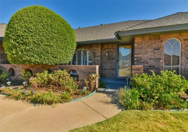 Photo 3 of Single family home for sale at 417 Sw 102nd Street, Oklahoma City, OK 73139 | MLS# 1249847 | Listing updated on 2026-09-23