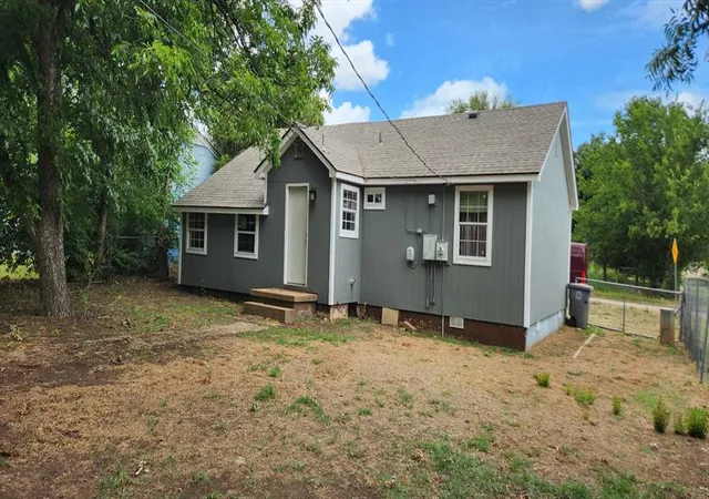 Photo 2 of Single family home for sale at 1506 Nw Irwin Ave, Lawton, OK 73507 | MLS# 1249896 | Listing updated on 2026-09-20
