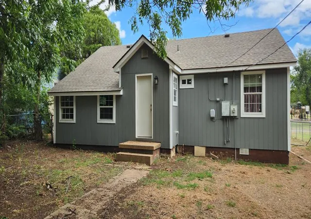 Photo 3 of Single family home for sale at 1506 Nw Irwin Ave, Lawton, OK 73507 | MLS# 1249896 | Listing updated on 2026-09-20