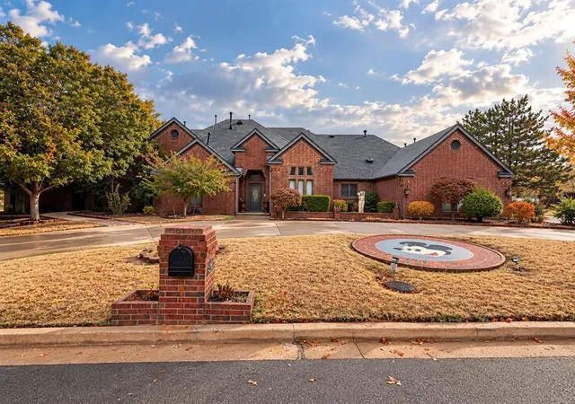 Photo 1 of Single family home for sale at 2422 Sunset Dr, Clinton, OK 73601 | MLS# 1249901 | Listing updated on 2026-10-02