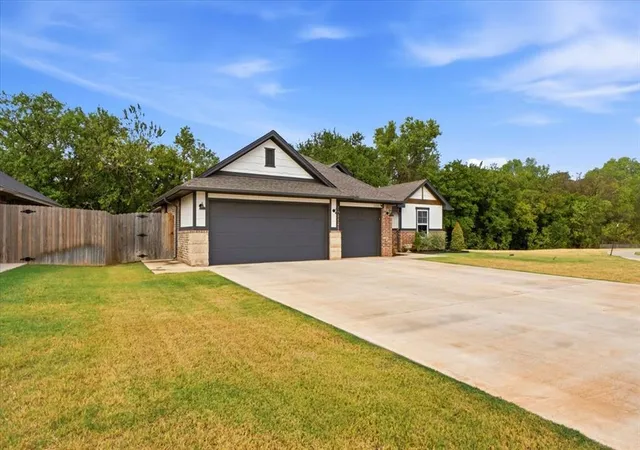 Photo 2 of Single family home for sale at 2301 Creekview Dr, Moore, OK 73160 | MLS# 1249916 | Listing updated on 2026-09-25