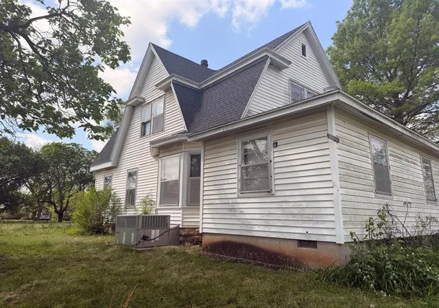 Photo 2 of Single family home for sale at 420 E Ferguson Ave, Blackwell, OK 74631 | MLS# 1249917 | Listing updated on 2026-10-13