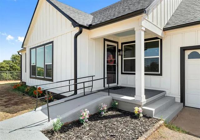 Photo 1 of Single family home for sale at 1601 Highway 62, Chickasha, OK 73018 | MLS# 1249921 | Listing updated on 2026-09-21