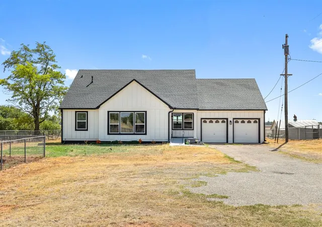 Photo 3 of Single family home for sale at 1601 Highway 62, Chickasha, OK 73018 | MLS# 1249921 | Listing updated on 2026-09-21