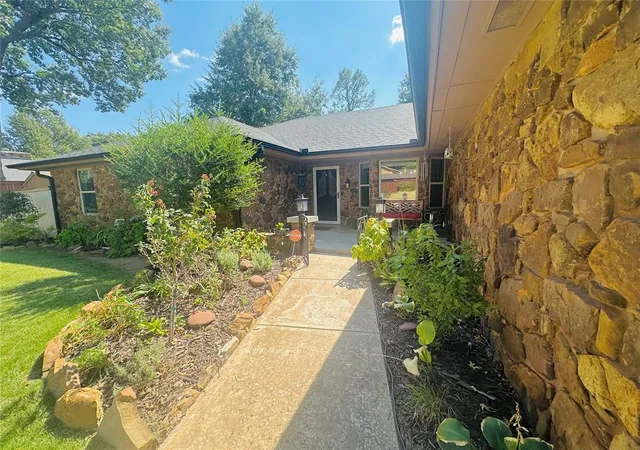 Photo 3 of Single family home for sale at 3918 Brookhollow Rd, Norman, OK 73072 | MLS# 1249935 | Listing updated on 2026-09-21