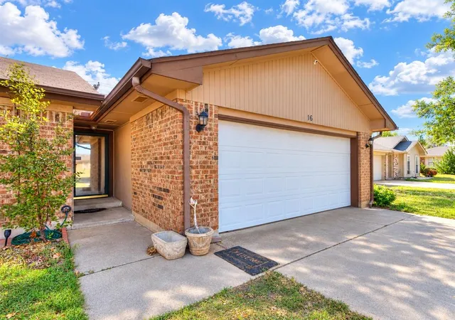 Photo 2 of Single family home for sale at 16 Bellgate Dr, Yukon, OK 73099 | MLS# 1249937 | Listing updated on 2026-09-25