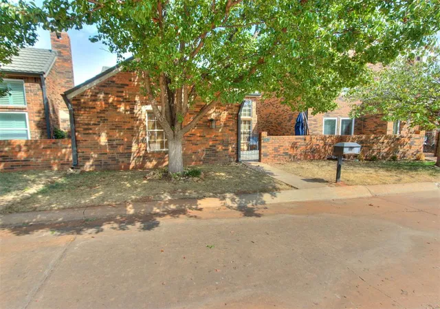 Photo 2 of Sale Pending at 11811 Springhollow Rd, Oklahoma City, OK 73120 | MLS# 1249938 | Listing updated on 2026-10-07