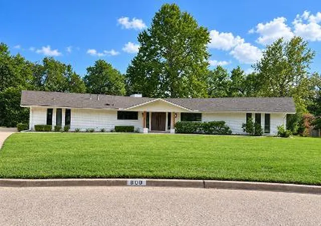 Photo 1 of Single family home for sale at 800 Mockingbird Ln, Norman, OK 73071 | MLS# 1249957 | Listing updated on 2026-10-06
