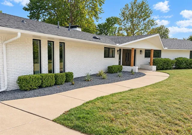 Photo 2 of Single family home for sale at 800 Mockingbird Ln, Norman, OK 73071 | MLS# 1249957 | Listing updated on 2026-10-06