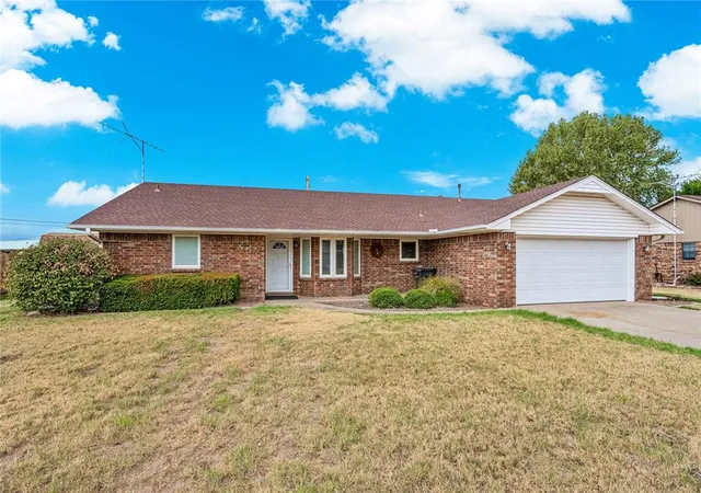 Photo 2 of Sale Pending at 805 Villa Dr, Watonga, OK 73772 | MLS# 1249974 | Listing updated on 2026-10-07