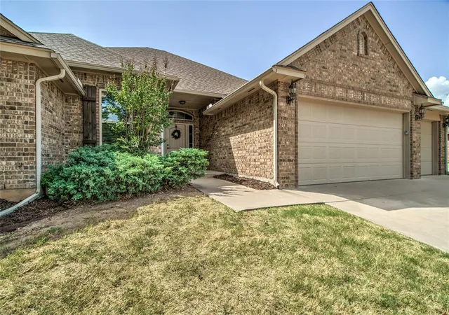 Photo 2 of Single family home for sale at 876 Crooked Oak Cir, Guthrie, OK 73044 | MLS# 1249976 | Listing updated on 2026-10-20