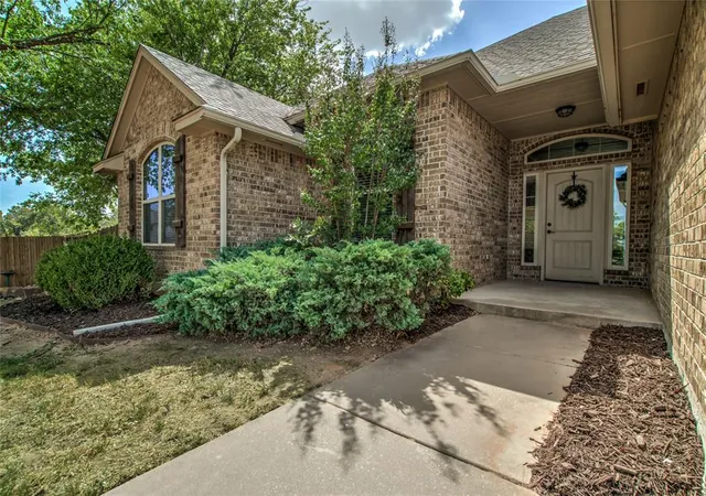 Photo 3 of Single family home for sale at 876 Crooked Oak Cir, Guthrie, OK 73044 | MLS# 1249976 | Listing updated on 2026-10-20