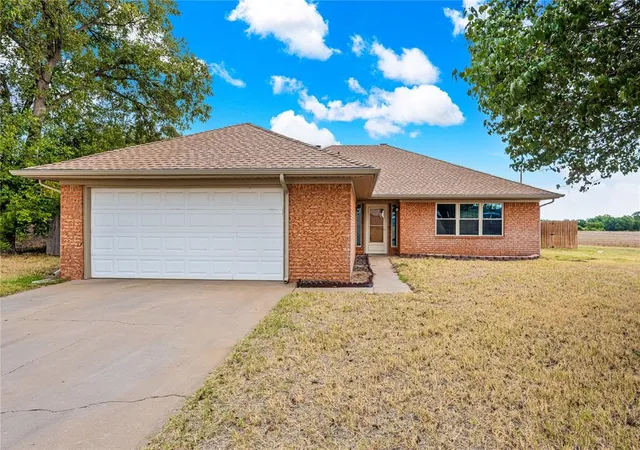 Photo 2 of Sale Pending at 611 S Leach Ave, Watonga, OK 73772 | MLS# 1249977 | Listing updated on 2026-10-15