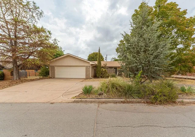 Photo 1 of Sale Pending at 1109 Sherwood Rd, Clinton, OK 73601 | MLS# 1249988 | Listing updated on 2026-09-29