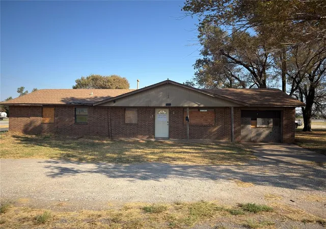 Photo 1 of Single family home for sale at 400 Se 3rd Street, Geary, OK 73040 | MLS# 1250034 | Listing updated on 2026-10-08
