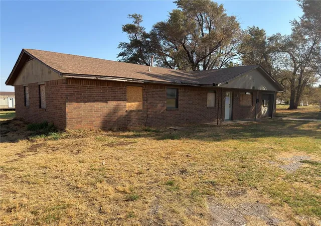Photo 2 of Single family home for sale at 400 Se 3rd Street, Geary, OK 73040 | MLS# 1250034 | Listing updated on 2026-10-08