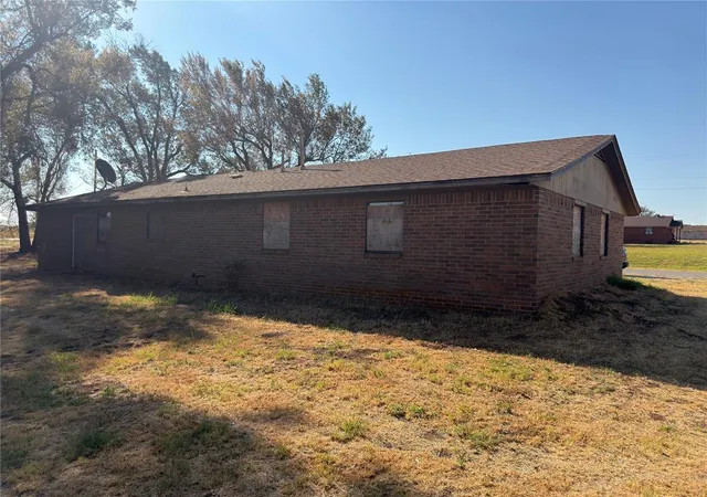 Photo 3 of Single family home for sale at 400 Se 3rd Street, Geary, OK 73040 | MLS# 1250034 | Listing updated on 2026-10-08